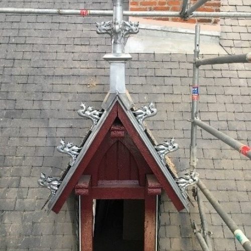 ornement toiture fenêtre